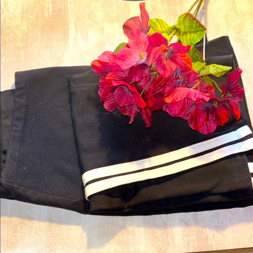 Ruby Ribbon Capri Leggings